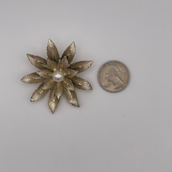 Vintage Lisner Gold Tone Faux Pearl Center Flower Brooch - Picture 6 of 7